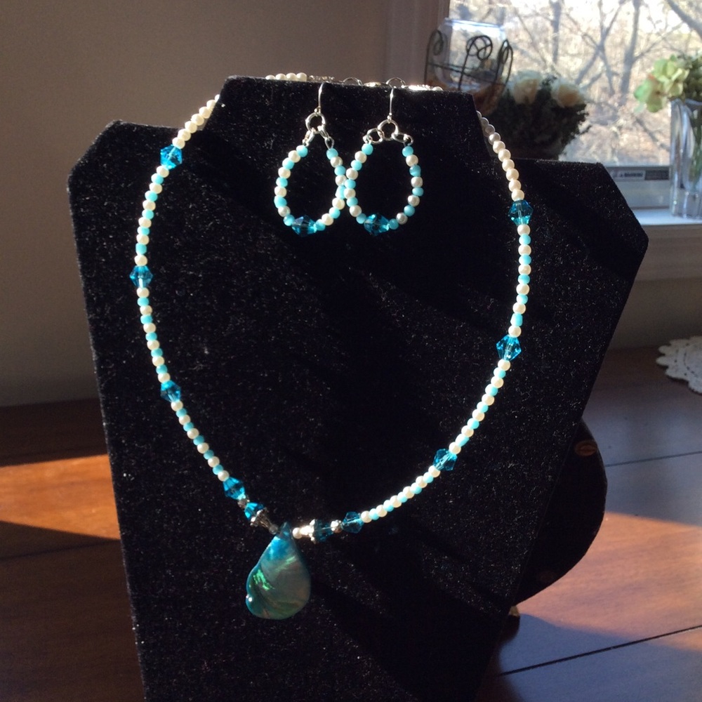 Hand Crafted Beaded Beautiful Necklace & Earring Set - Picture 4 of 4